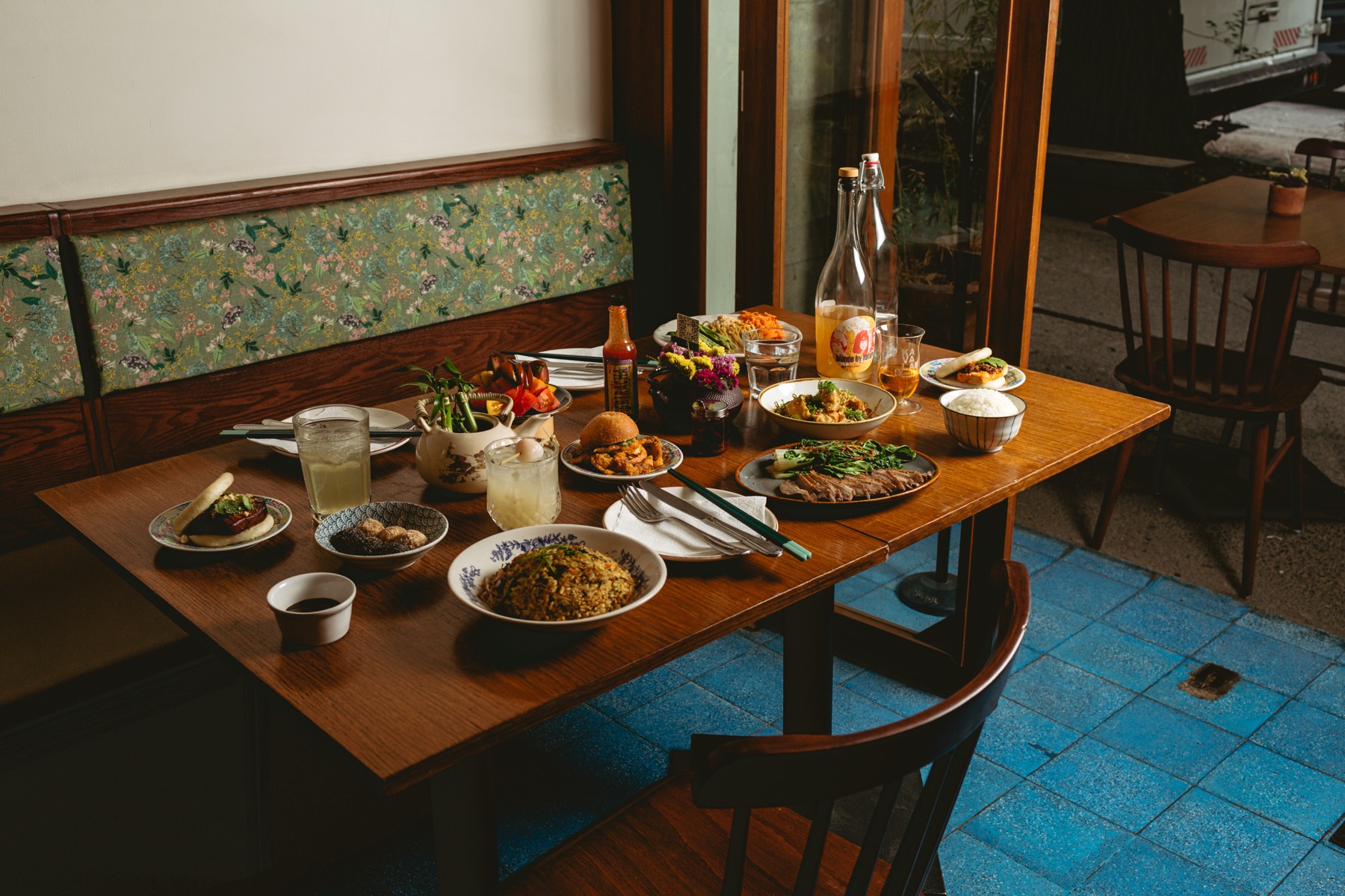 Fotografía de una mesa servida en Bao Bao, con vajilla, platillos y mobiliario del restaurante