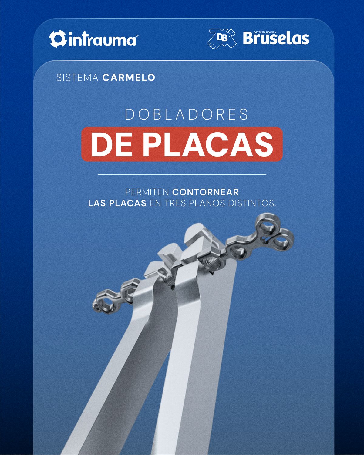 Post de instrumental sobre fondo azul: dos dobladores de acero sujetan una placa ortopédica, bajo el titular «Dobladores de placas» con «de placas» en un recuadro rojo, la línea «Sistema Carmelo» y las marcas Intrauma y Bruselas arriba, y la línea «Permiten contornear las placas en tres planos distintos»