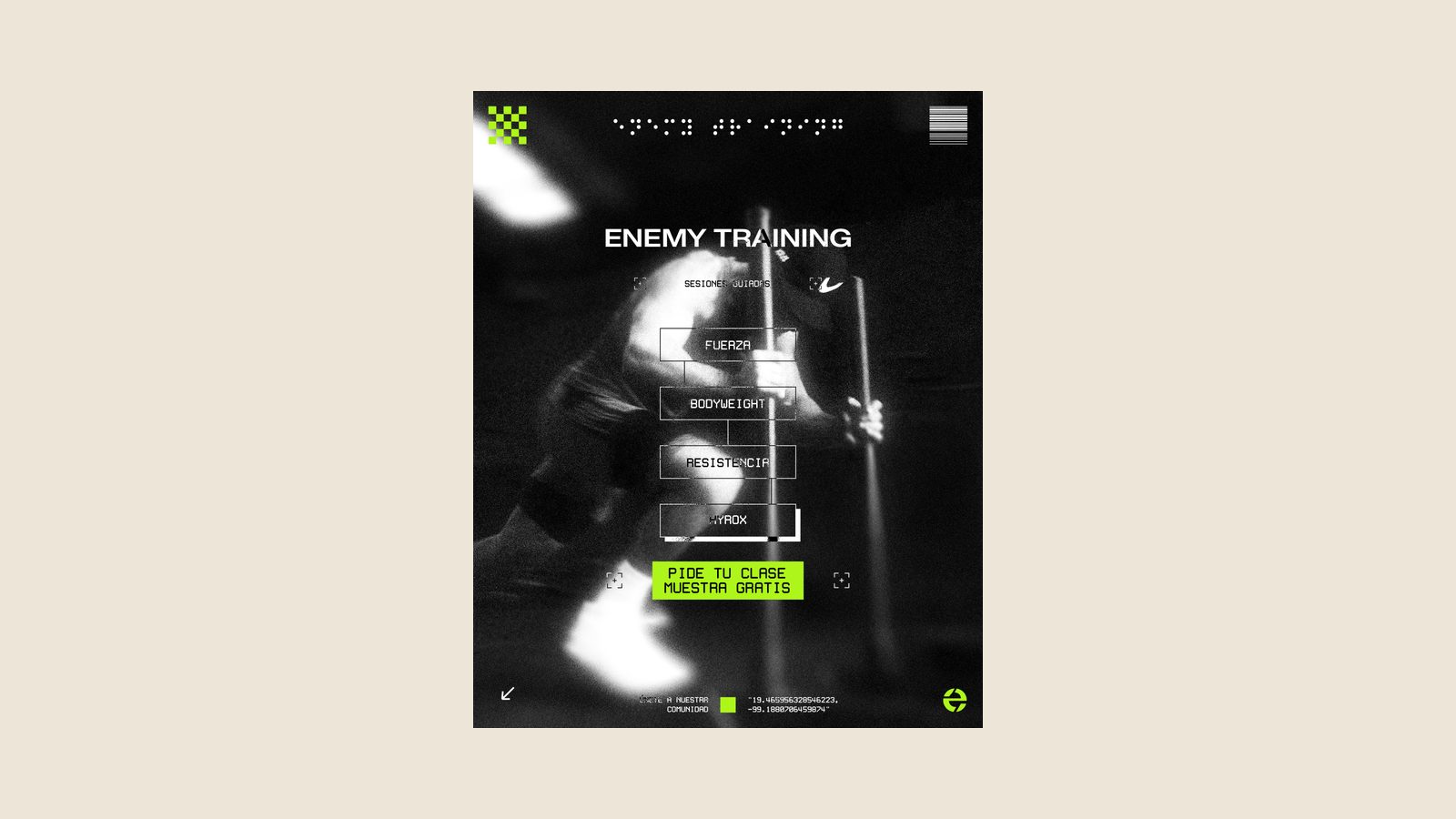 Pieza de redes de Enemy Training: sobre una foto de gimnasio en blanco y negro de altísimo contraste, el nombre de la marca y una lista de modalidades —fuerza, bodyweight, resistencia, hyrox— en recuadros, con un botón verde ácido que invita a pedir una clase muestra gratis