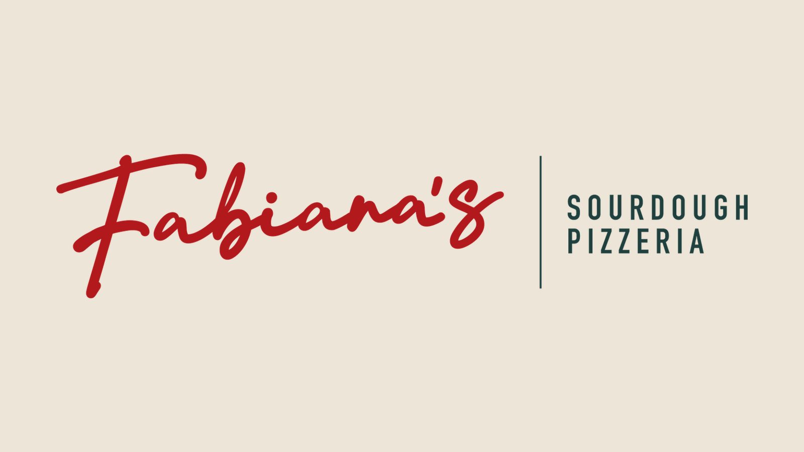 Lockup de Fabiana's: el nombre en una cursiva roja de trazo grueso, separado por un filete vertical de las palabras «SOURDOUGH PIZZERIA» en mayúsculas verdes