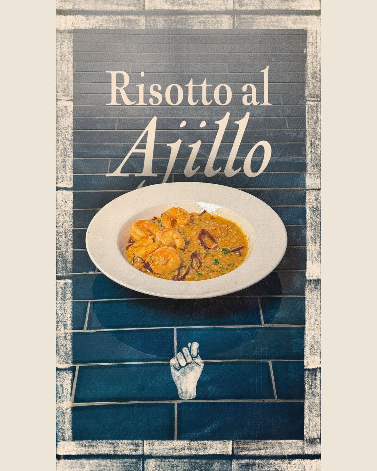 Portada de reel: un plato hondo de risotto con camarones sobre una pared de azulejo azul, con «Risotto al Ajillo» en crema arriba y la mano figa dibujada a gis debajo, en un marco de textura de gis