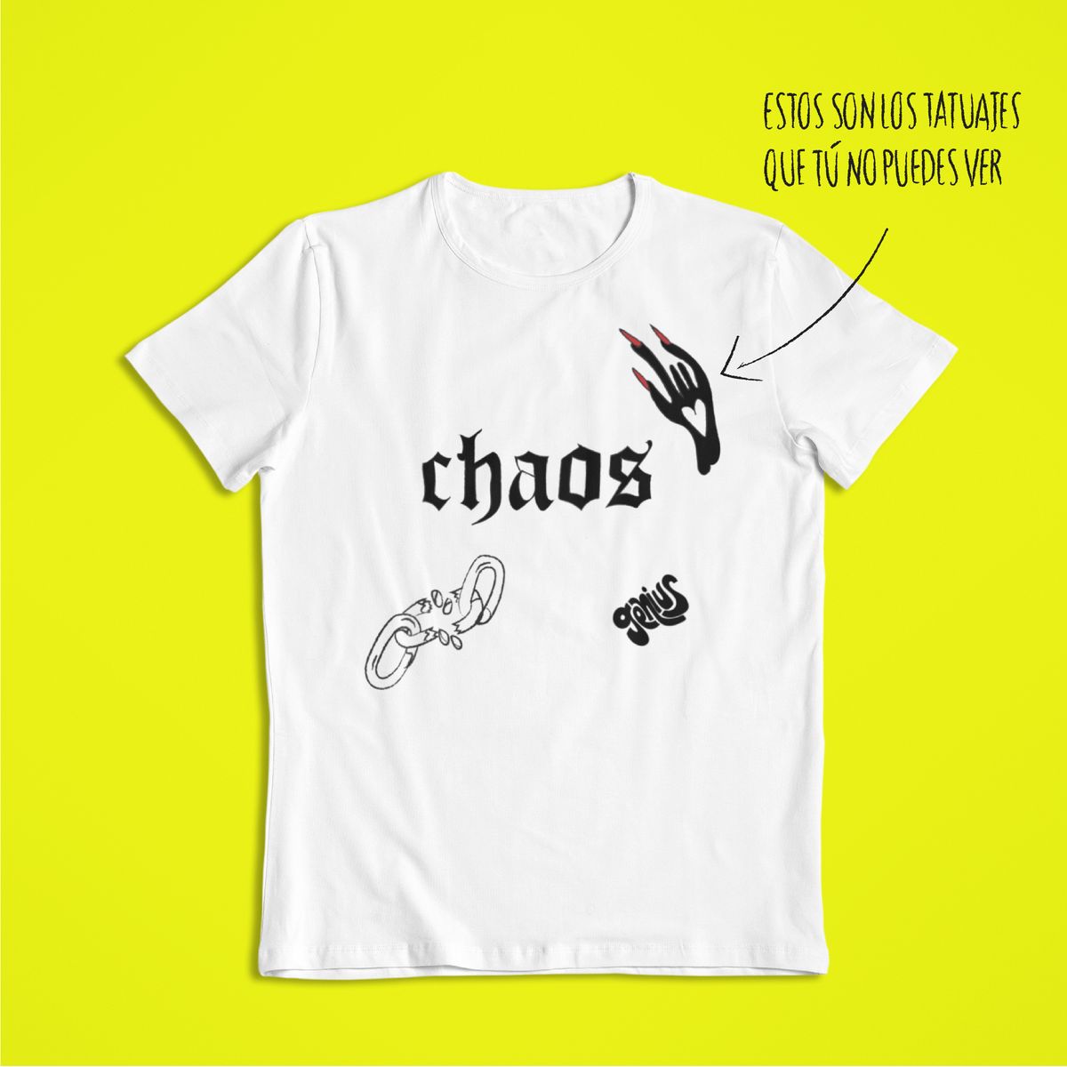Playera blanca sobre fondo amarillo intenso con la palabra chaos en letra gótica, una mano de uñas rojas, una cadena rota y la palabra genius; una flecha manuscrita señala la mano con la nota Estos son los tatuajes que tú no puedes ver