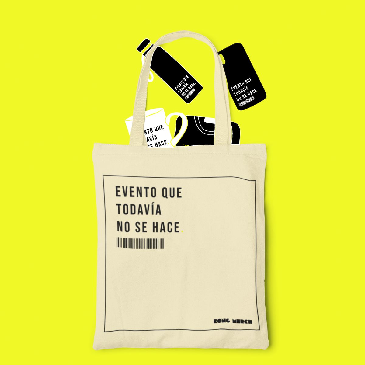 Tote bag color crudo sobre fondo amarillo con el texto Evento que todavía no se hace y un código de barras; de ella salen un termo, una funda de celular y dos tazas con el mismo diseño