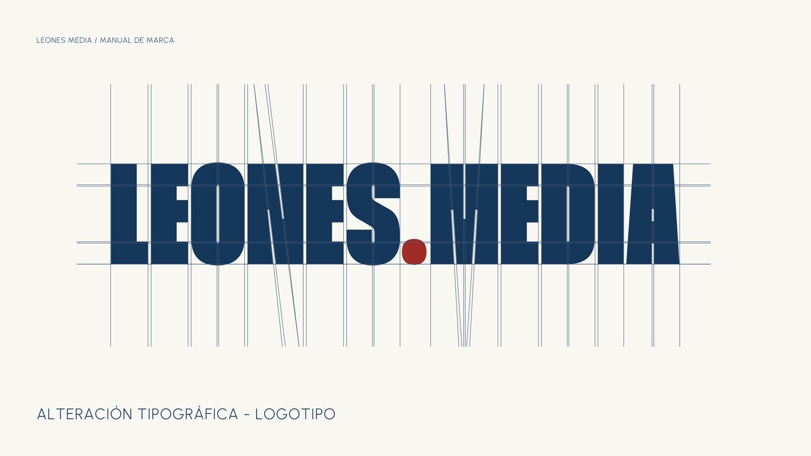 El logotipo LEONES.MEDIA en azul marino sobre crema, atravesado por las guías verticales y diagonales que muestran cómo se ajustaron sus letras