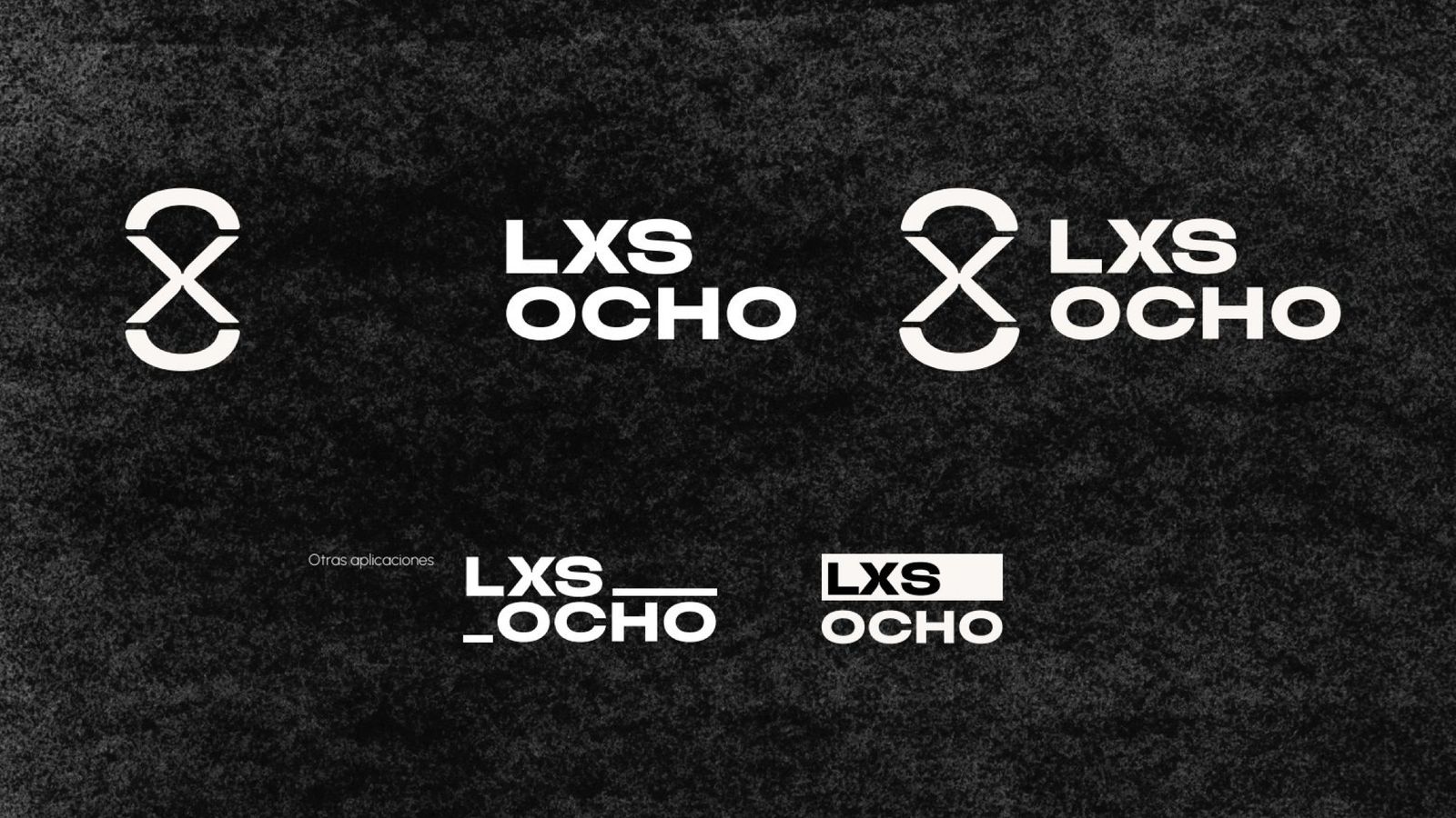 Sistema de logotipo en blanco sobre una textura negra: el isotipo, un ocho hecho de dos arcos abiertos cruzados por una X; el logotipo LXS OCHO en dos líneas; los dos juntos, y abajo dos aplicaciones secundarias, una con guiones bajos y otra con LXS dentro de un bloque blanco