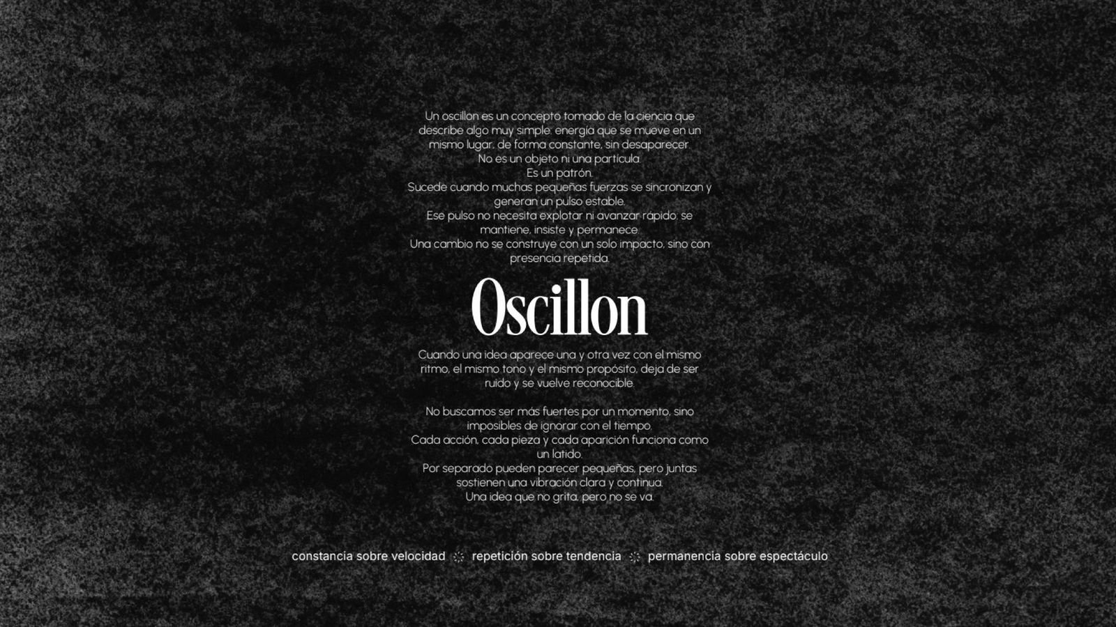 Lámina de concepto sobre textura negra: la palabra «Oscillon» al centro, entre dos bloques de texto que la definen como energía que se mueve en un mismo lugar de forma constante, y al pie tres principios: constancia sobre velocidad, repetición sobre tendencia y permanencia sobre espectáculo
