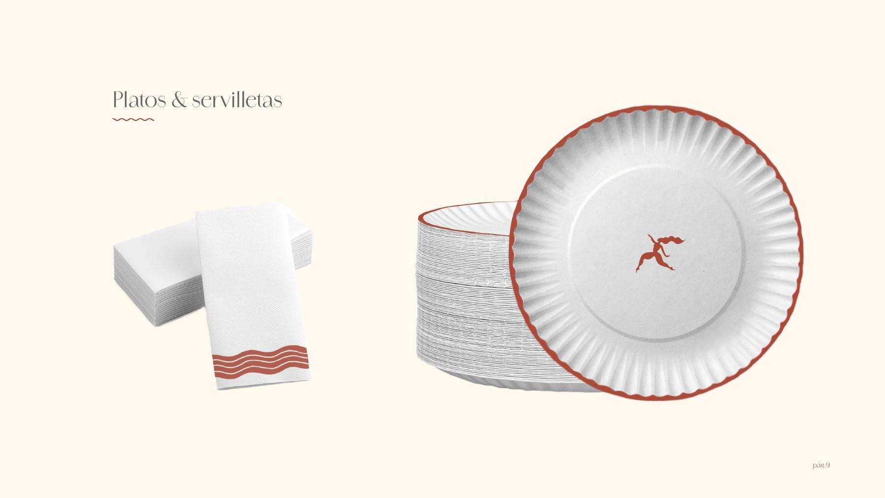Plato y servilleta con aplicaciones de la marca en terracota