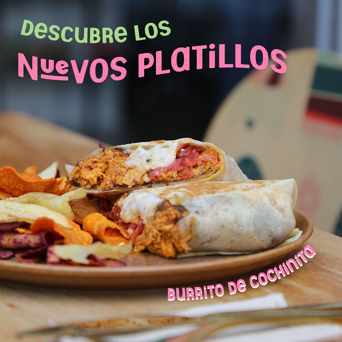 Burrito de cochinita vegana partido a la mitad junto a chips de camote y papa, con el título «Descubre los nuevos platillos» en letras verdes y rosas