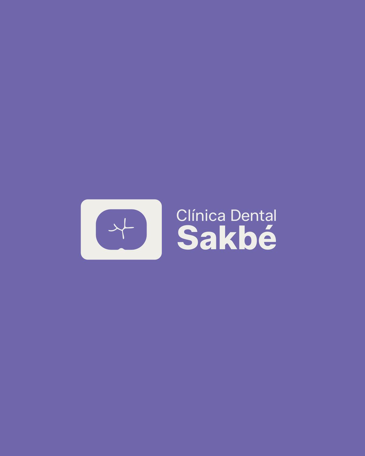 Imagotipo de Clínica Dental Sakbé sobre morado: un diente estilizado dentro de un rectángulo claro de esquinas redondeadas, junto al nombre en dos pesos