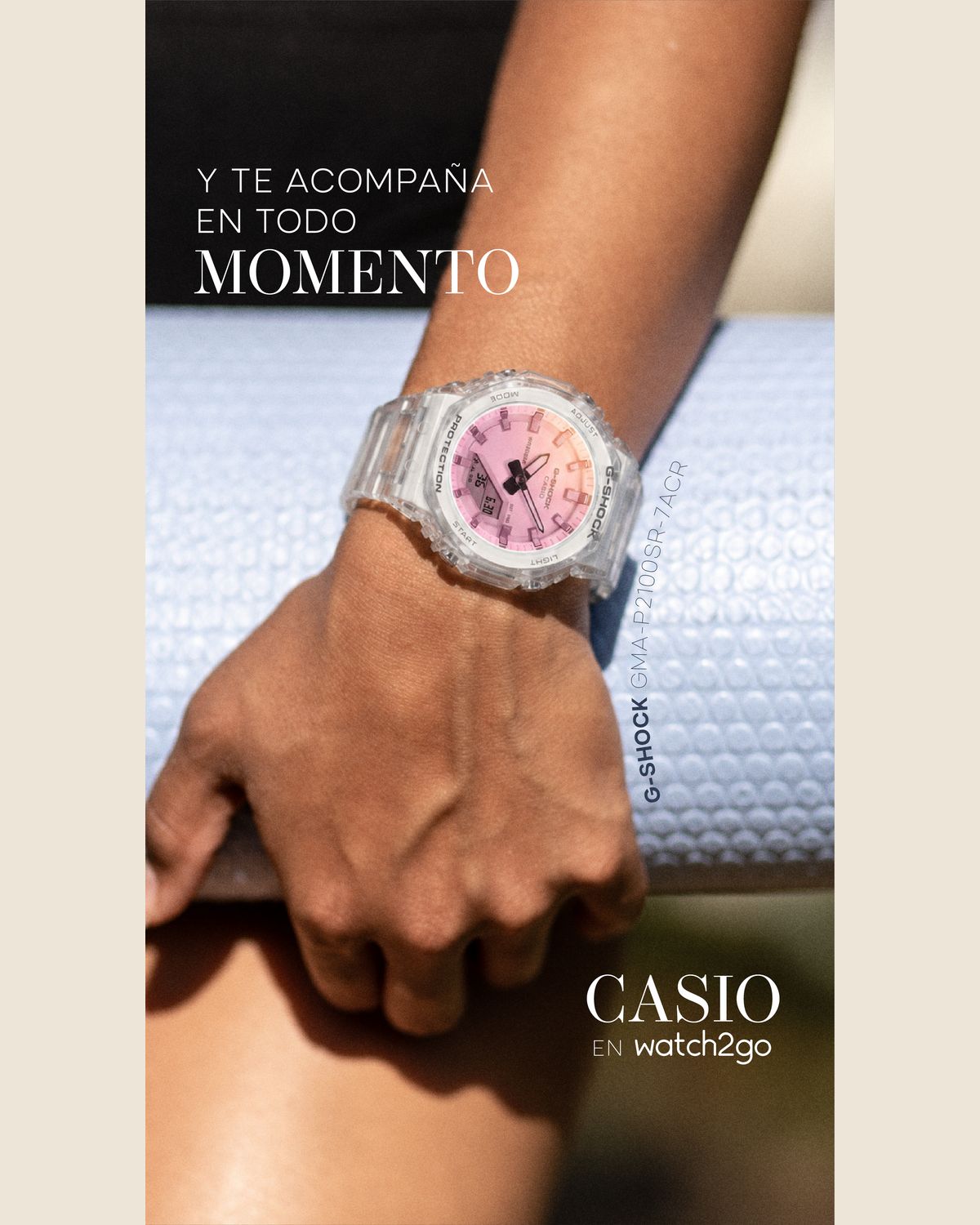 Story «Y te acompaña en todo momento»: una muñeca con un Casio transparente de carátula rosa apoyada en un tapete de yoga celeste, con «Casio en watch2go» abajo